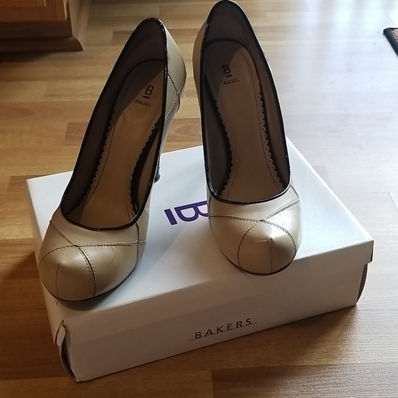 Bakers tan & black heels - Picture 6 of 9